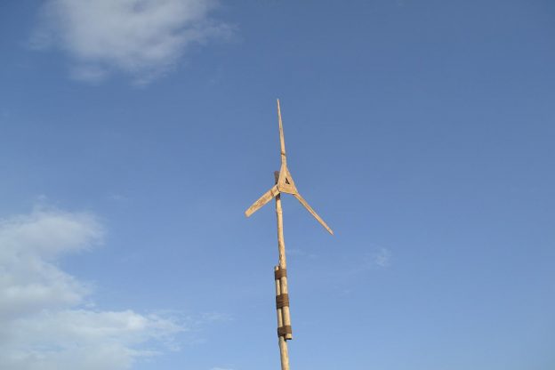 Picture by SugarHima shows wooden fake wind generator to illustrate benchmarking problems