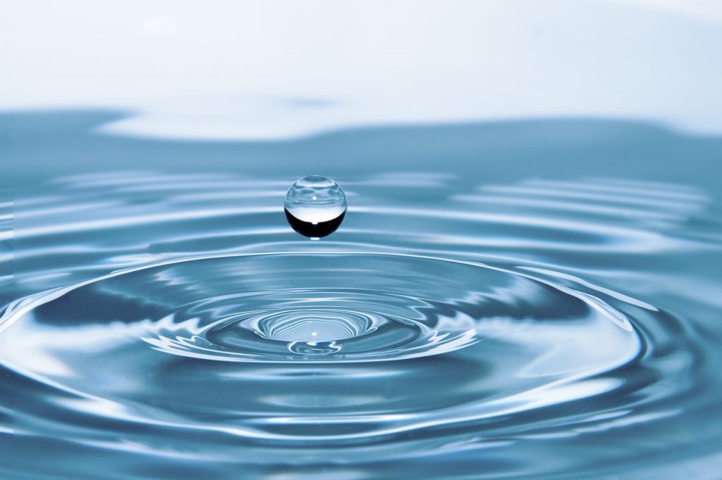 Liquid impact picture shows water drop by rony michaud from pixabay