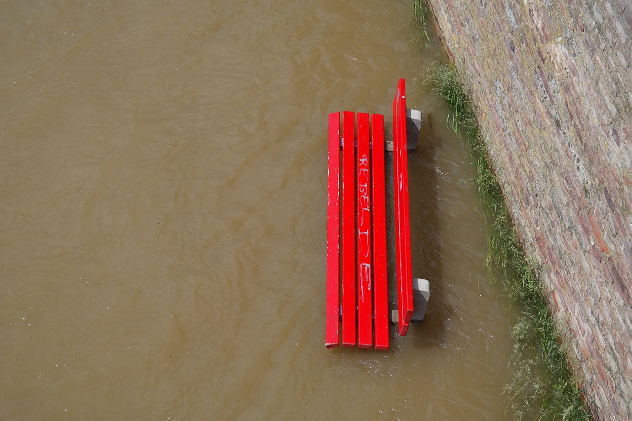 Ungreen banks: red bank in the floods as picture by Hans from Pixabay