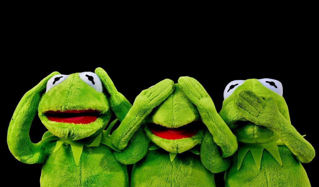 Many greens: Picture from Alexa from Pixabay with 3 frogs