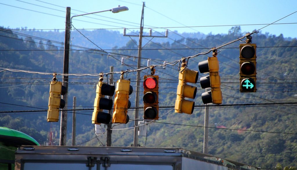 ESG confusion picture shows traffic lights whith green and red at the same tume